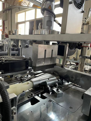 Máquina de tazas de papel totalmente automática para la tienda de alimentos 120-150pcs/min Capacidad de producción